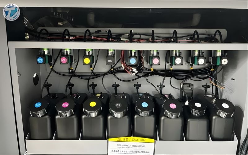 Hệ thống dẫn mực của máy in UV Dlican có làm ấm tránh đông mực vào mùa đông 